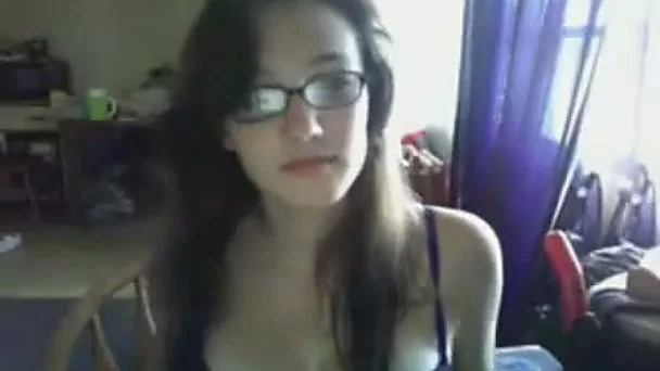 Brunette sexpot with big boobs shows her goodies in amateur clip