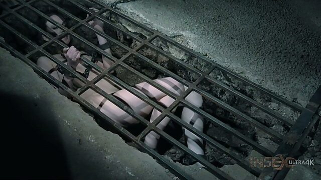 Голая Сиера Сирк подвергается пыткам в тёмном и холодном подвале