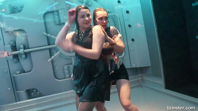 Страстный танец двух озабоченных ненасытных шлюх под душем в клубе