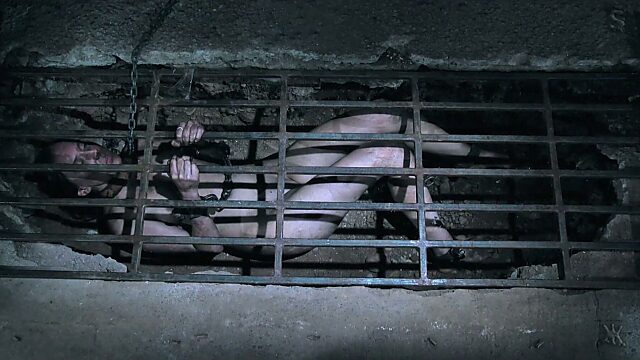 Бедняжка Сиерра Сирк подвергается пыткам в холодном подвале