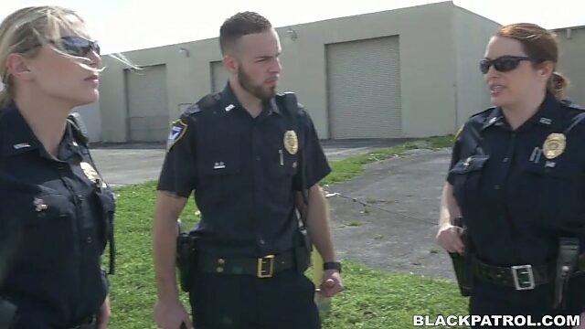 Две тёлки в полицейской униформе трахают темнокожего заключённого