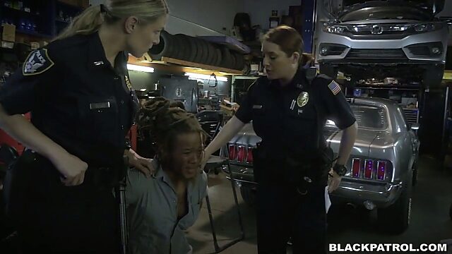 Две толстухи в полицейской униформе трахают одного темнокожего механика и жадно едят его сперму