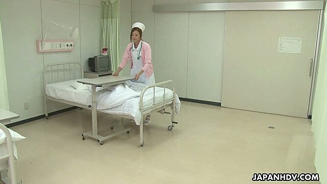 Возбуждённая японская медсестричка Мио Кураки развратничает с одним пациентом