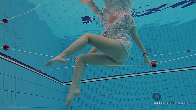 Темпераментная пловчиха Кэти Сорока выполняет трюки под водой