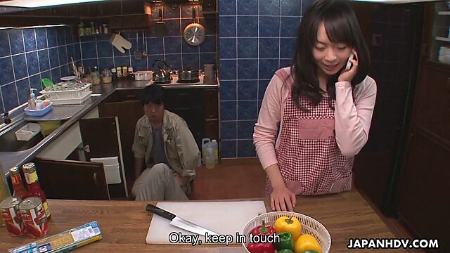 Миловидная японская домохозяйка Нозоми делает минет сантехнику