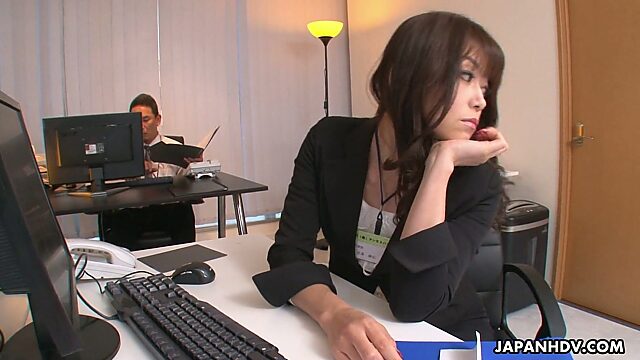 Whorish office chick Maki Hojo gets intimate with perverted co-worker