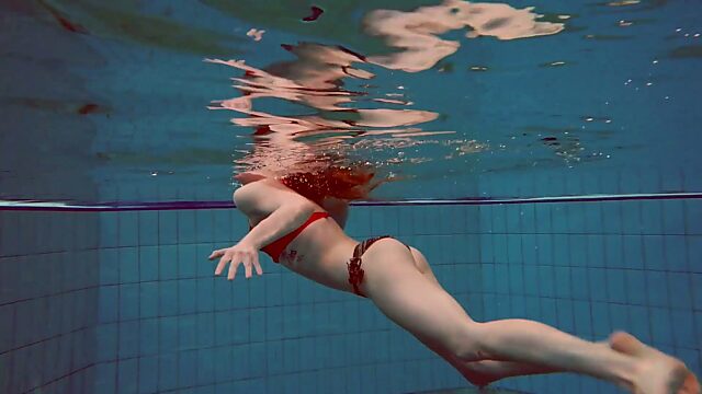 Рыжая русалочка Катрин Бульбуль раздевается под водой и дразнит своей киской