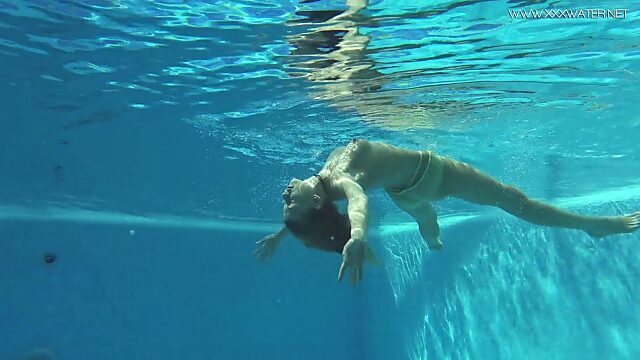 Худенькая русская девушка Анна Златавласка плавает голая под водой