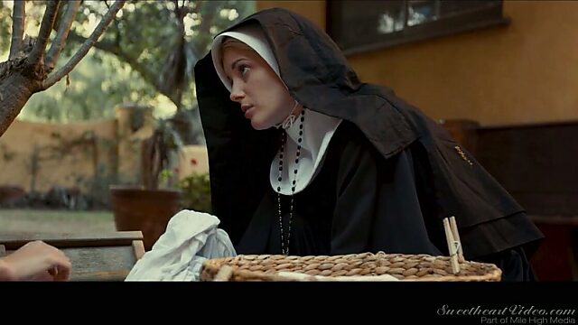 Скромная монашка Шарлота Стокли отдаётся матушке настоятельнице