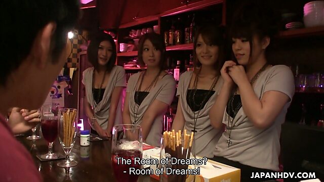 Четыре японские барменши приглашают клиентов в комнату разврата