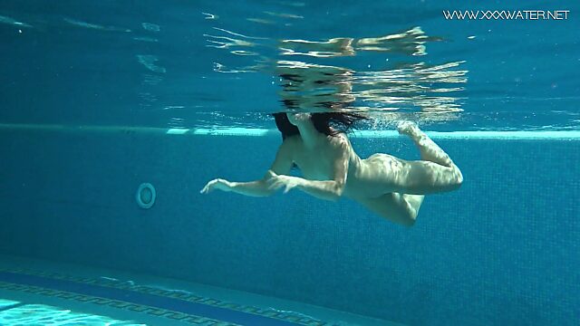 Стройная русская пловчиха Джессика линкольн показывает стриптиз под водой