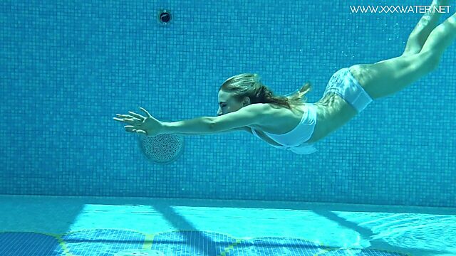 Пловчиха Линдси Круз раздевается до гола и показывает трюки под водой