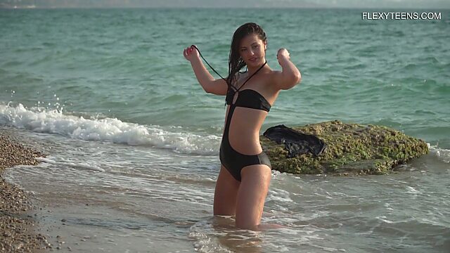 Соблазнительная куколка Ким Надара позирует голенькая на пляже