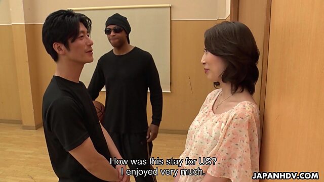 Японская зрелка Айя Кисаки трахается с молодым студентом и получает кремпай в киску