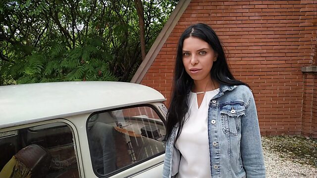 Сисястая проститутка из России Кира Квин делает минет перед тем, как дать в манду