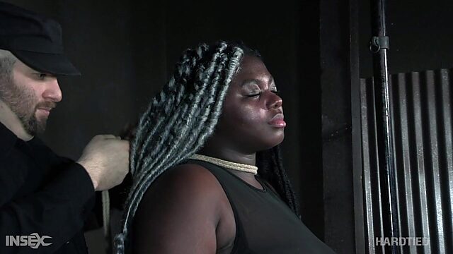 Мясистая негритянка с огромными буферами Зои наказана в БДСМ комнате
