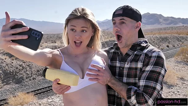 Pequeña rubia con un bonito botín y tetas es follada por un tipo calvo