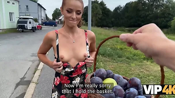 Eine rothaarige Schlampe genießt es, einen riesigen Schwanz zu reiten, der sie zum Abspritzen bringt