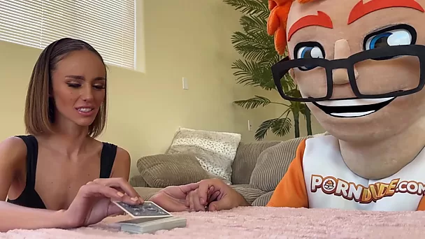 Heißes, dünnes Mädchen kommt zu einem perversen Casting, wo sie leidenschaftlich den Schwanz des Regisseurs lutscht und gefickt wird und vor Vergnügen stöhnt