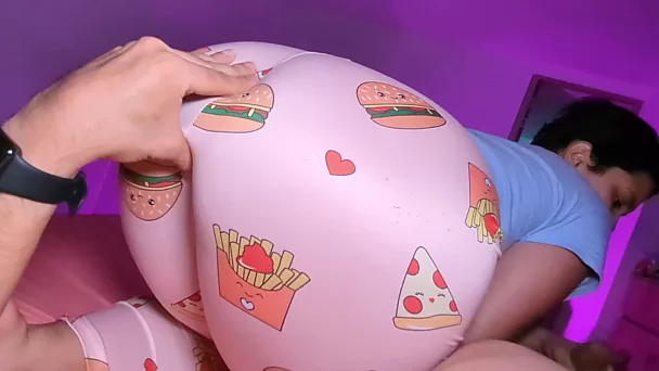 Ma demi-sœur adolescente l'a laissé la baiser, mais lui a demandé de ne pas éjaculer à l'intérieur.