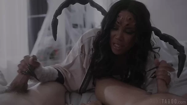 Cette créature extraterrestre arachnéenne, à la poitrine généreuse et à la peau d'ébène, a besoin de deux bites imposantes pour étancher sa soif de sperme.