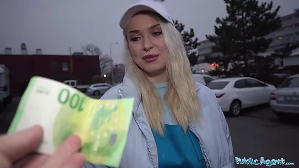 A una repartidora juguetona no le importa que un agente público la folle por dinero