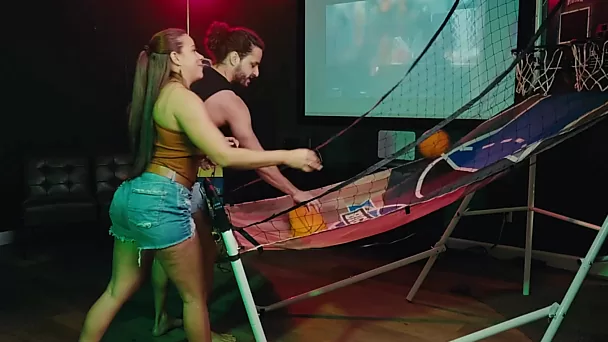 Nunca pensé que ir a los juegos arcade podría ser tan divertido mientras él le lanza las bolas en el coño.