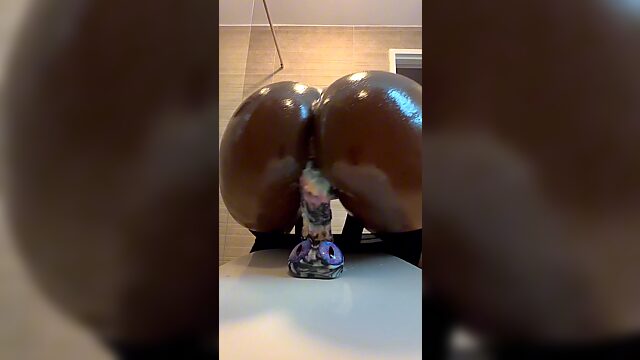 Big butted ebony makes herself squirt all over her dildo