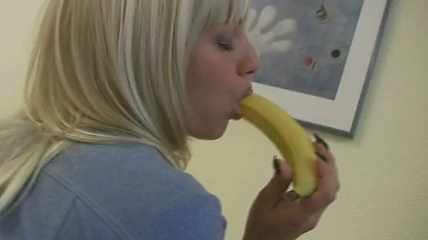 Using banana Valeria polishes her wet pussy with delight
